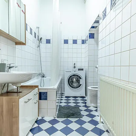 Lovely 1br & 1lr For 5p In The Heart Of Apartment *
