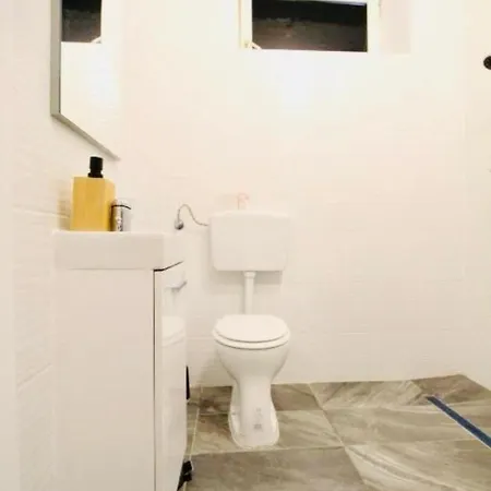 Spacious Cozy 1br Near To Danube River