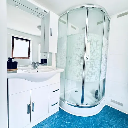 Very Spacious For Up To 7p With Great Location Apartment