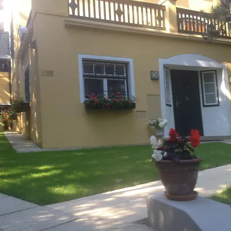 Exquisites Gartenapartment In Eleganter Jugendstilvilla