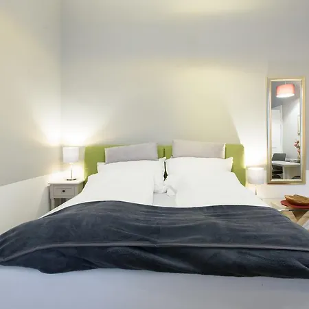 Midtown Apartment *