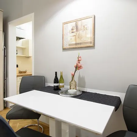 Midtown Apartment *