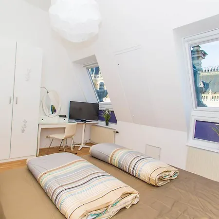 Deluxe With 3 - Bartensteingasse 16 *