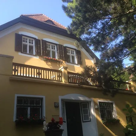 Exquisites Gartenapartment In Eleganter Jugendstilvilla *