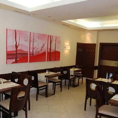 Attaché Hotel 3*