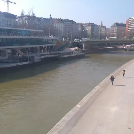 Am Donaukanal Vienna