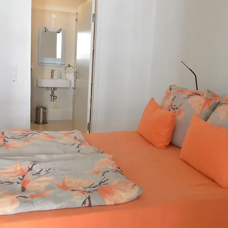 Donau-city Strasse 12 Apartment. Viena
