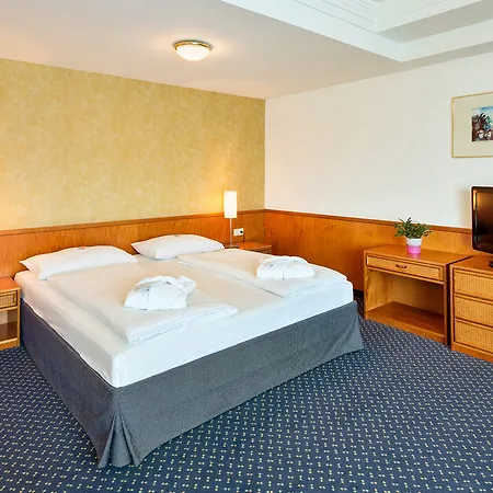 Arcotel Donauzentrum 4*