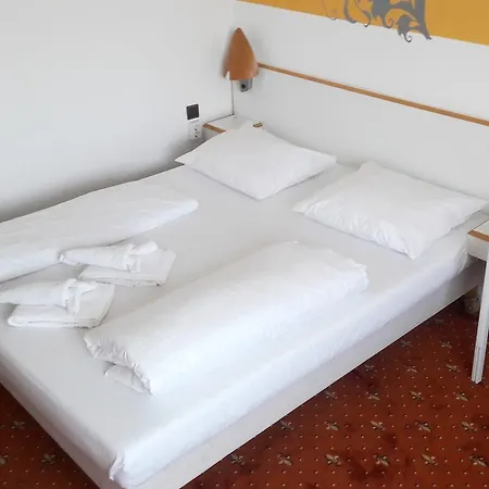 Hotell Lenas West 3*