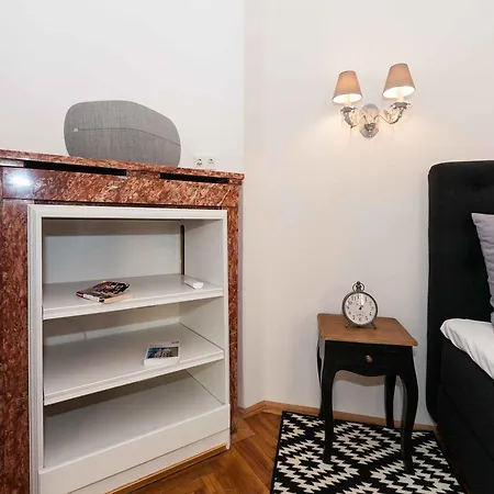 Elegant Apartment *