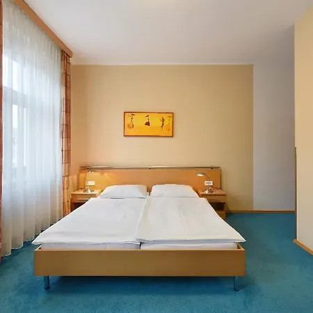 Lucia Hotel