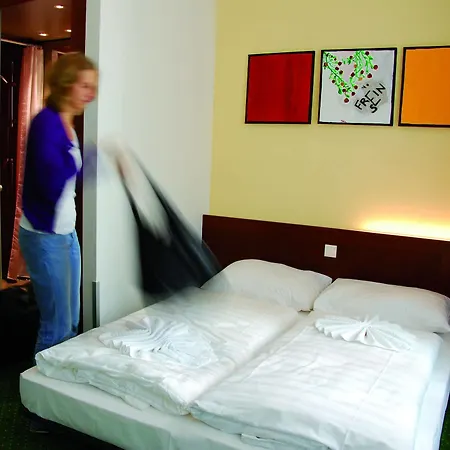 Stadthalle 2* Viena