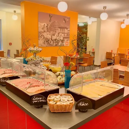 Meininger Hauptbahnhof Hotel 3*