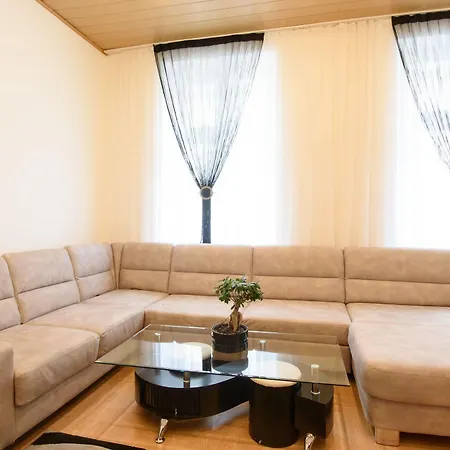 Royal Urania Apartment *