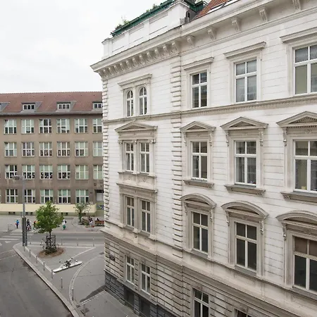 Royal Urania Apartment *