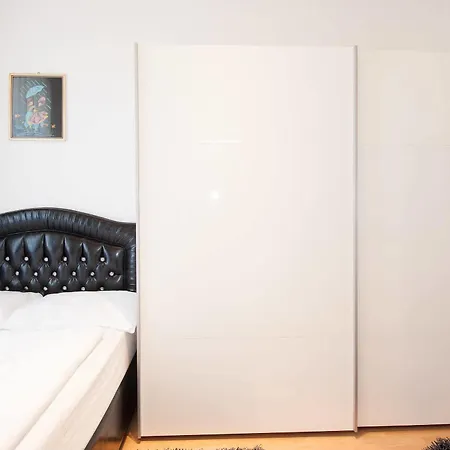 Royal Urania Apartment *