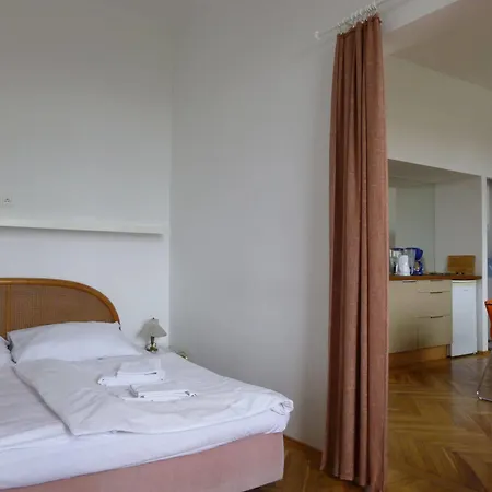 Maximillian Aparthotel