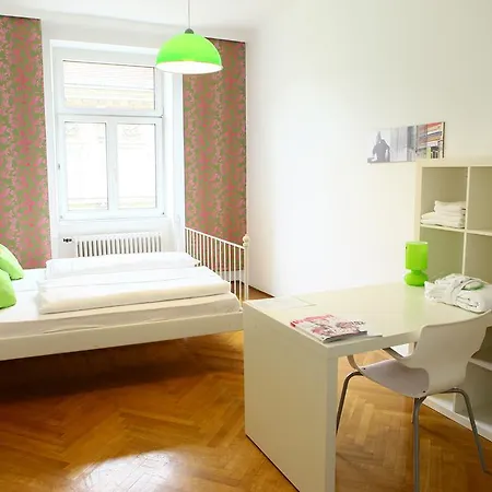 Ostello & Kaiser 23 *
