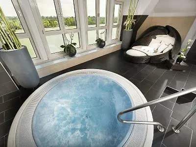 Hilton Waterfront 4*