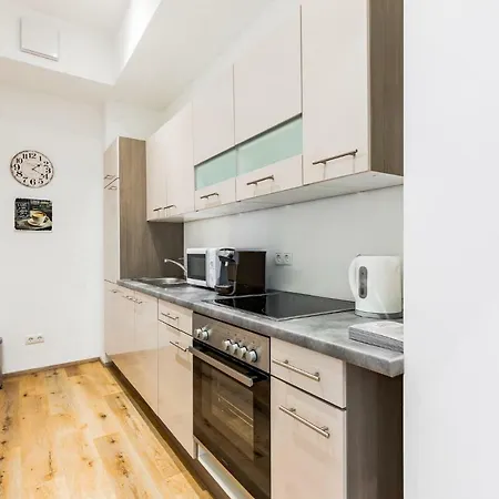 Budget West With Shared Kitchen Apartment *