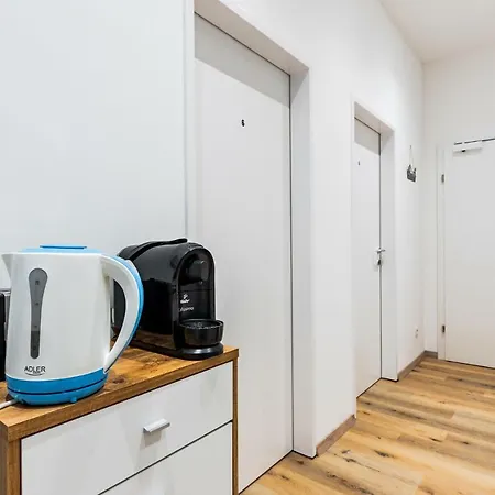 Budget West With Shared Kitchen Apartment