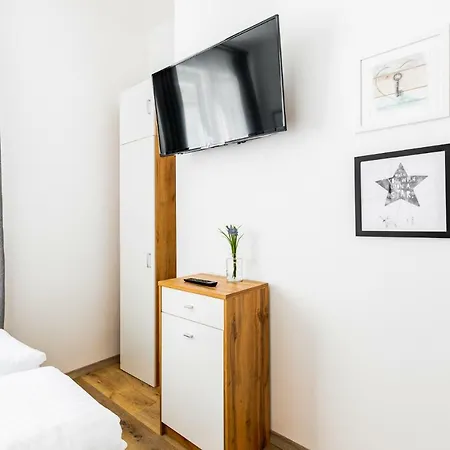 Apartment Budget West With Shared Kitchen *