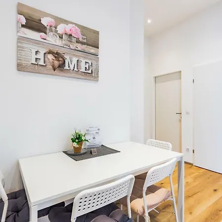 Apartment Budget West With Shared Kitchen