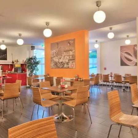 Meininger Hauptbahnhof Hotel 3*