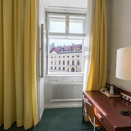 Benediktushaus Im Schottenstift 3* Wien