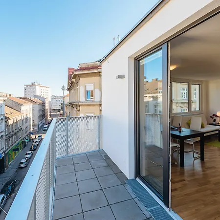 Daire Mainstation - 10 Minutes To Citycenter - With Aircondition *
