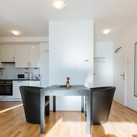 Mainstation - 10 Minutes To Citycenter - With Aircondition *
