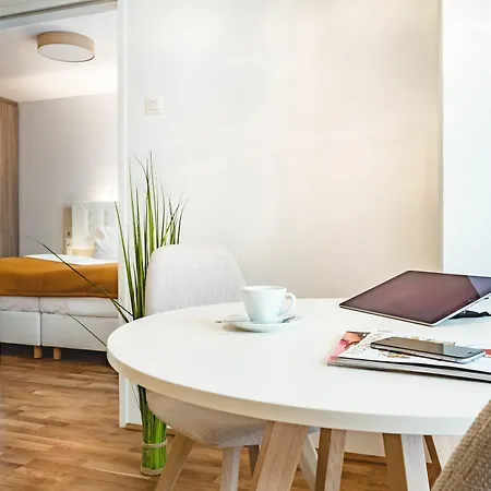Oliver | Contactless Check-in Apartahotel Viena