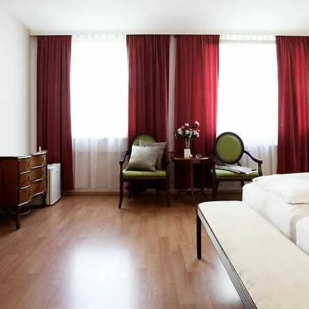Attaché Hotel 3*