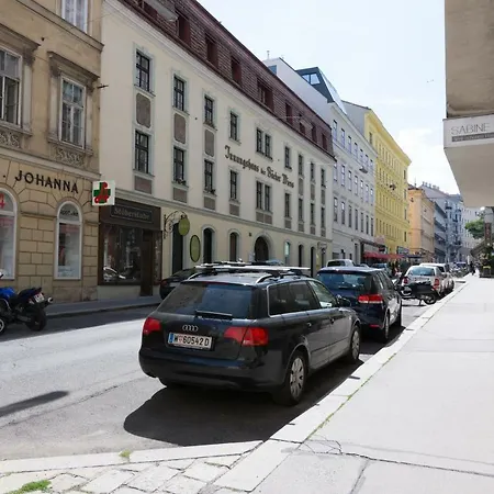 Modern At Rathaus