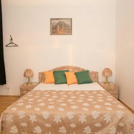 Apartment Opera 1 *