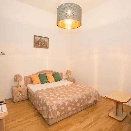 Apartment Opera 1 *