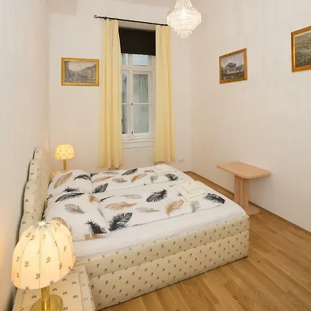 Apartment Opera 1 *