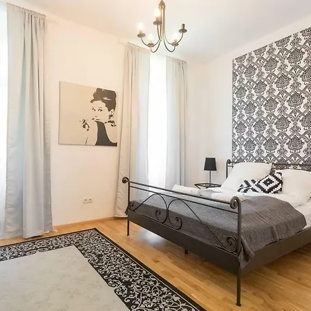 Spacious Station Apartment *