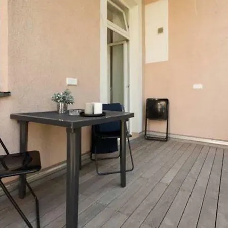 Spacious Station Apartment