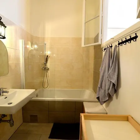 Classy Apartment, 10 Min To The Centre Apartment
