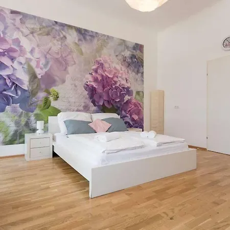 Spacious Station Apartment Vienna