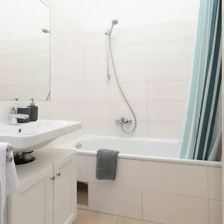 Spacious Station Apartment