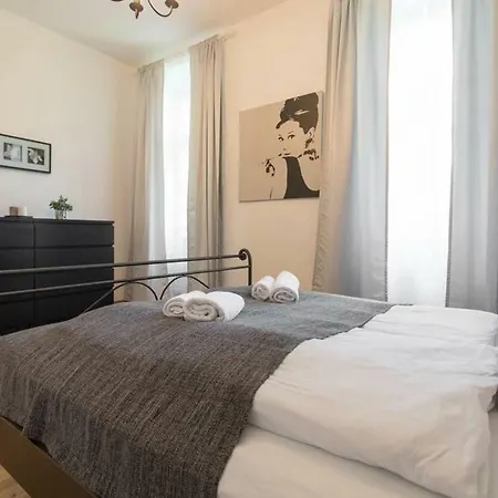 Spacious Station Apartment *