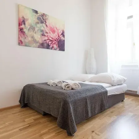 Spacious Station Apartment *