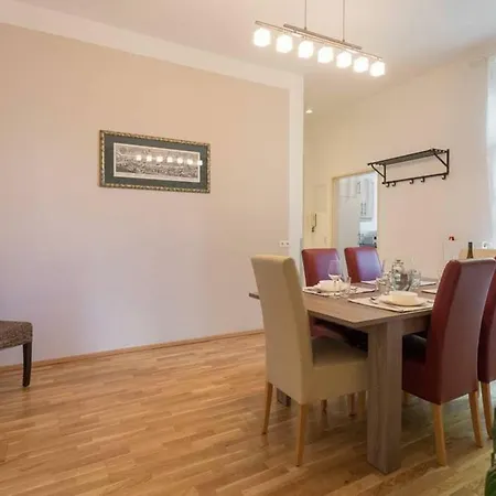 Spacious Station Apartment *