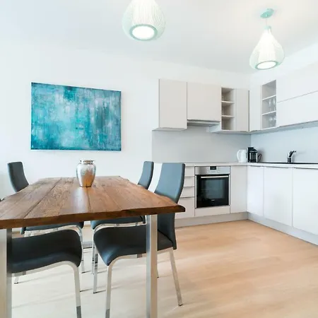 | Spacious Serviced In Directly At The U4 *