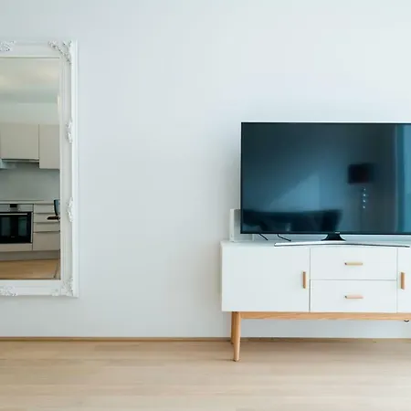 Apartment | Spacious Serviced In Directly At The U4 *