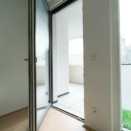 Apartment | Spacious Serviced In Directly At The U4