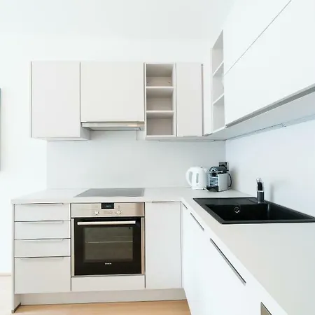 | Spacious Serviced In Directly At The U4 *