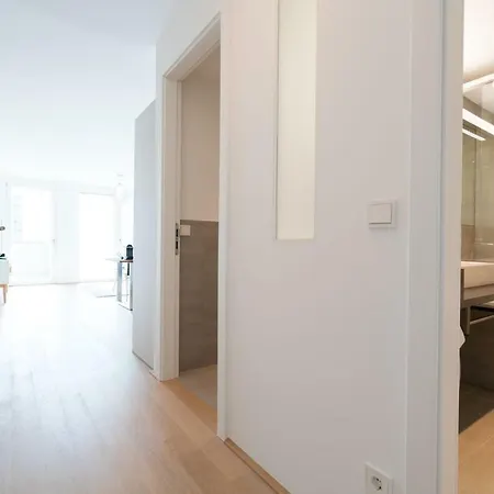 Apartment | Spacious Serviced In Directly At The U4 *